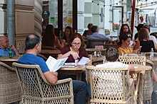 В кафе и ресторанах Москвы изменят расстановку столов