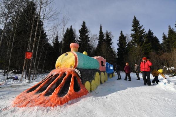 В югорском поселке дети разрушили построенные к фестивалю снежные скульптуры