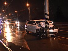 На улице Чаадаева Skoda Rapid врезалась в столб, погиб человек