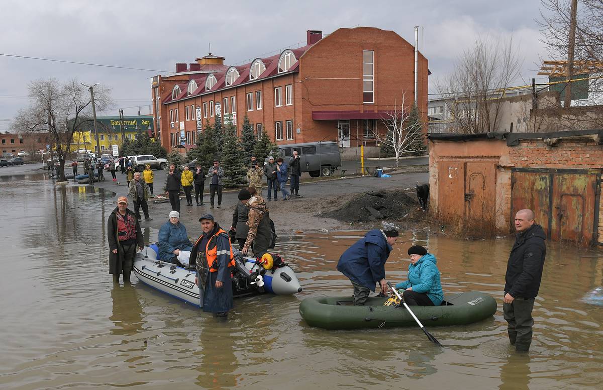 Российский священник помог вывезти из затопленной больницы свыше 40 пациентов