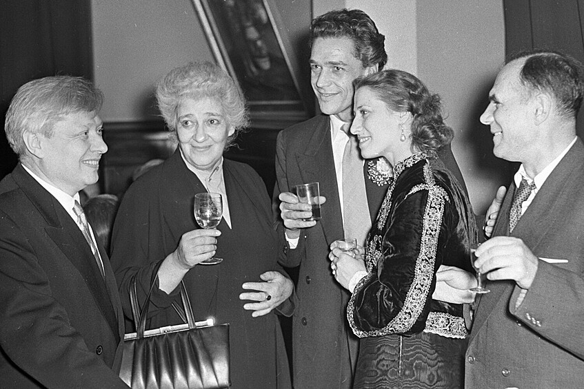 Народный артист СССР Сергей Образцов, народная артистка РСФСР Фаина Раневская, артист Пол Скофилд, заслуженная артистка РСФСР Майя Плисецкая, заслуженный деятель искусств РСФСР Павел Марков (слева направо) на приеме, устроенном Всероссийским театральным обществом в московском Доме актера в честь артистов английской драматической труппы во время ее гастролей в Москве, 15 сентября 1955 года