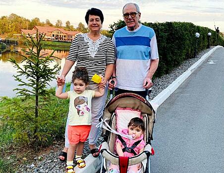 «Счастье есть!»: жена Виторгана подловила артиста с дочками во время зимней прогулки
