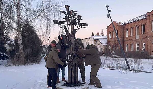 Выкованный из вражеского оружия крест установили в российском городе