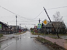 «Пизанский» столб с проводами несколько дней наводит страх на жителей Семенова