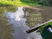 Дорога у многоквартирного дома в Кемерове ушла под воду