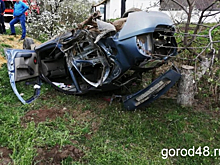 Легковушка превратилась в груду металла после наезда на столб в Липецкой области