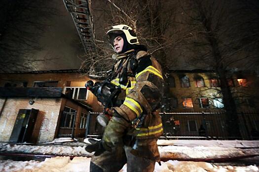 Пожар площадью 100 кв. м произошел в деревянном доме на востоке Москвы