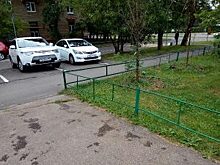 Коммунальные службы отремонтировали ограждение газона возле дома по улице Гончарова