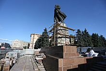 Работали по проекту: подрядчик объяснил, почему гранит с памятника Ленину убрали отбойниками