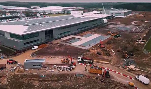 Видео: В Aston Martin F1 готовятся к новоселью