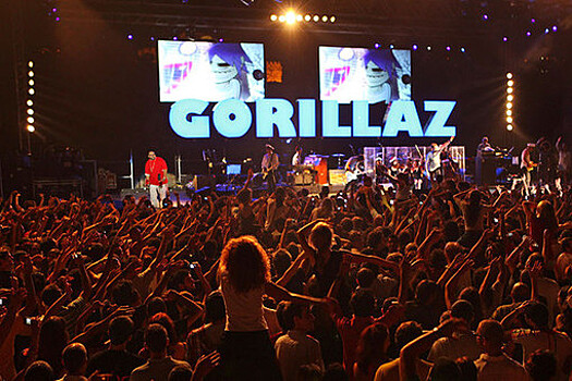 Музыкант Gorillaz госпитализирован после падения со сцены