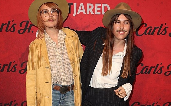Дочки Брюса Уиллиса пришли на Хэллоуин от Just Jared в костюмах усатых ковбоев, а брат Арианы Гранде — в юбке и слое глиттера