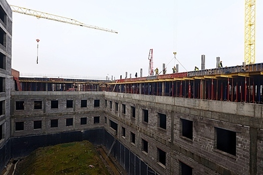 На стройплощадке калининградского онкоцентра просела часть вновь залитого бетонного перекрытия