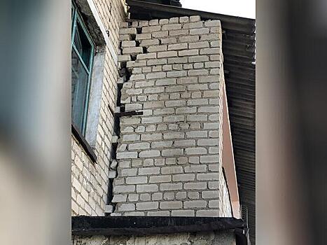 «Скоро рухнет»: Балкон отходит от стены дома в Шилке
