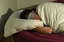 Редкое заболевание заставило мужчину спать по 300 дней в год