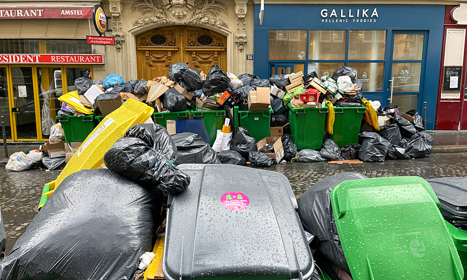Мусор на улицах Парижа, скопившийся из-за забастовки мусорщиков против повышения пенсионного возраста, 14 марта 2023 года