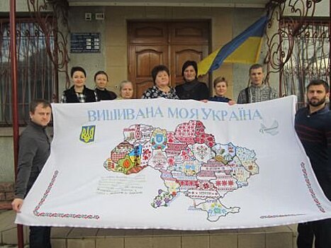 На Николаевщине сотрудники районных казначейств вышивали карту Украины
