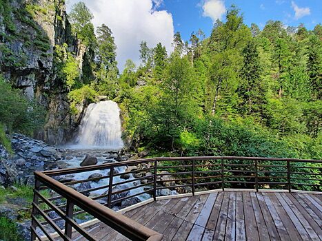 Смотровую площадку приблизили к алтайскому водопаду Корбу