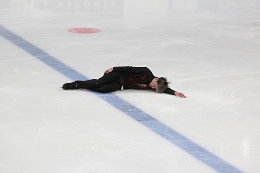 Дизайнер объяснила, почему на костюме ученика Мишина изображены скелет и сердце