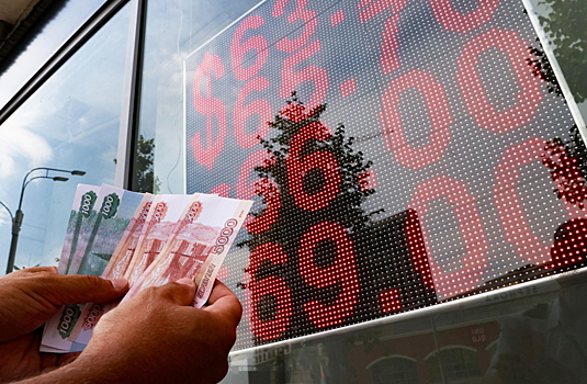 Курс доллара упал ниже 61 рубля