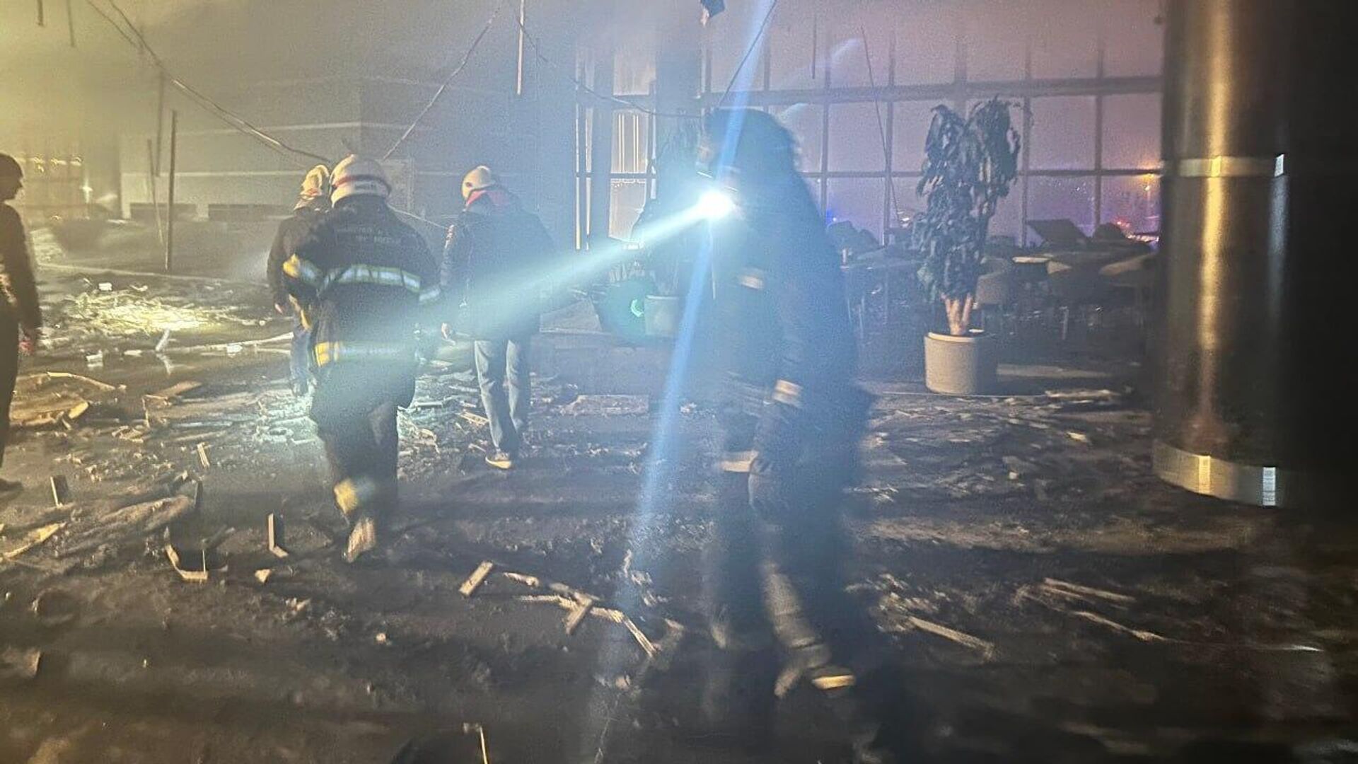 Спасатели рассказали о ходе работ в сожженном террористами «Крокусе»