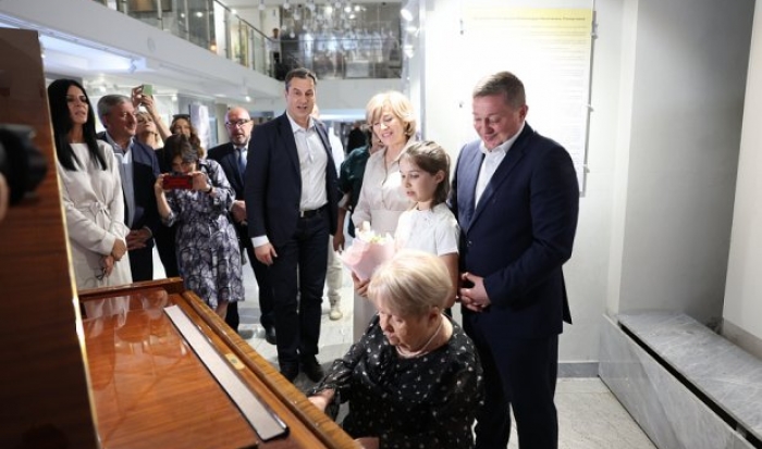 Александра Пахмутова посетила выставку в Волгограде и сыграла на своем рояле