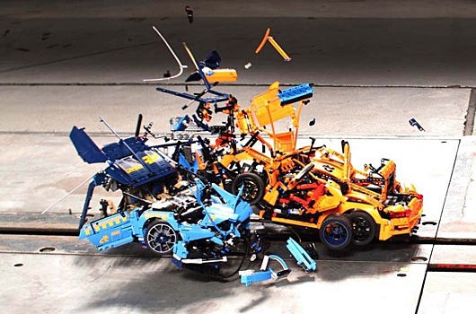 Видео: краш-тест Bugatti Chiron и Porsche 911 GT3 RS из Lego