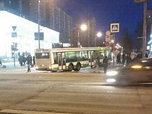На севере Москвы автобус влетел в остановку из-за гололеда
