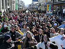 В центре Екатеринбурга проходит флешмоб, посвященный грязи