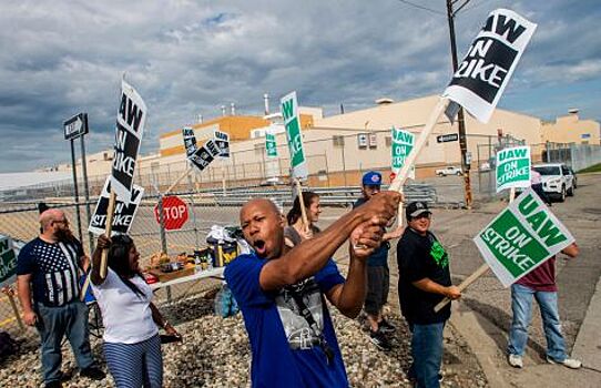 Забастовка рабочих продолжается, несмотря на предложения GM