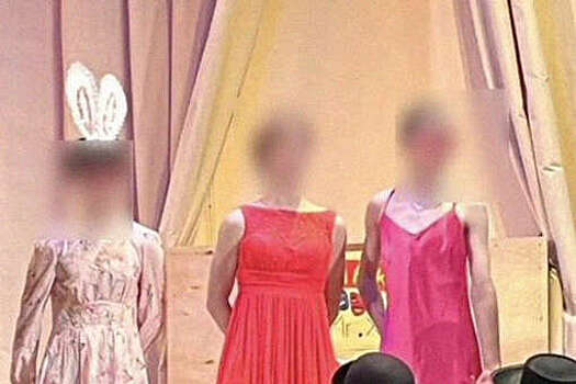 В Екатеринбурге школьники надели платья ради новогоднего спектакля