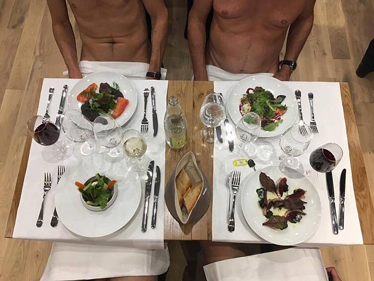 В Париже открылся ресторан для нудистов с говорящим названием "O'naturel". Да, прямо ресторан, в котором едят голыми. При входе посетители снимают с себя всю одежду и сдают ее в гардероб. 