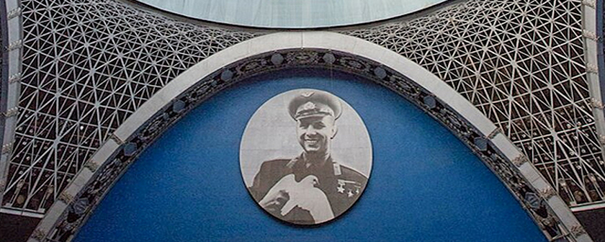 На ВДНХ в Москве вновь появилось десятиметровое панно с Гагариным