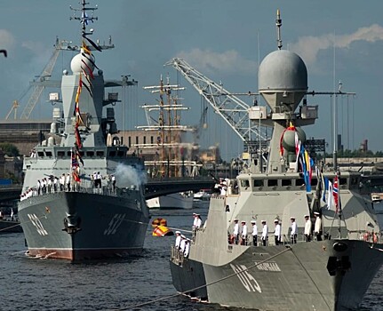 Фоторепортаж: в Петербурге прошел парад в честь Дня Военно-Морского флота