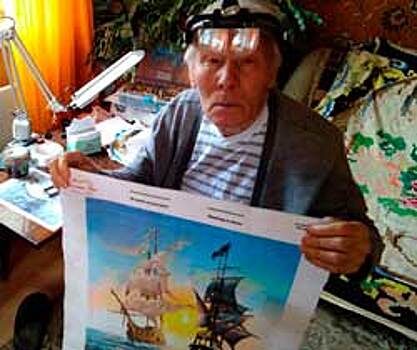 После шести операций на глаза 87-летний мужчина по 12 часов в день вышивает картины