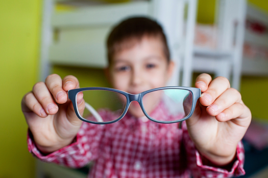 Как правильно носить очки и ухаживать за ними: советы для ребенка