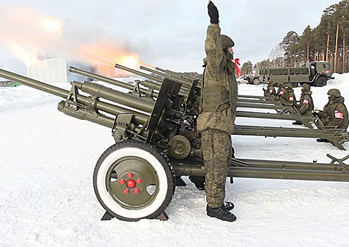 Артиллеристы ЦВО под Екатеринбургом провели репетицию праздничного салюта 23 февраля