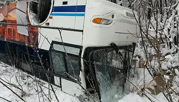 Автобус с пассажирами перевернулся на заснеженной трассе под Екатеринбургом