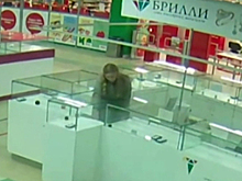 В России продавщица украла золото из магазина на глазах у покупателей