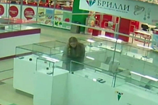 В России продавщица украла золото из магазина на глазах у покупателей