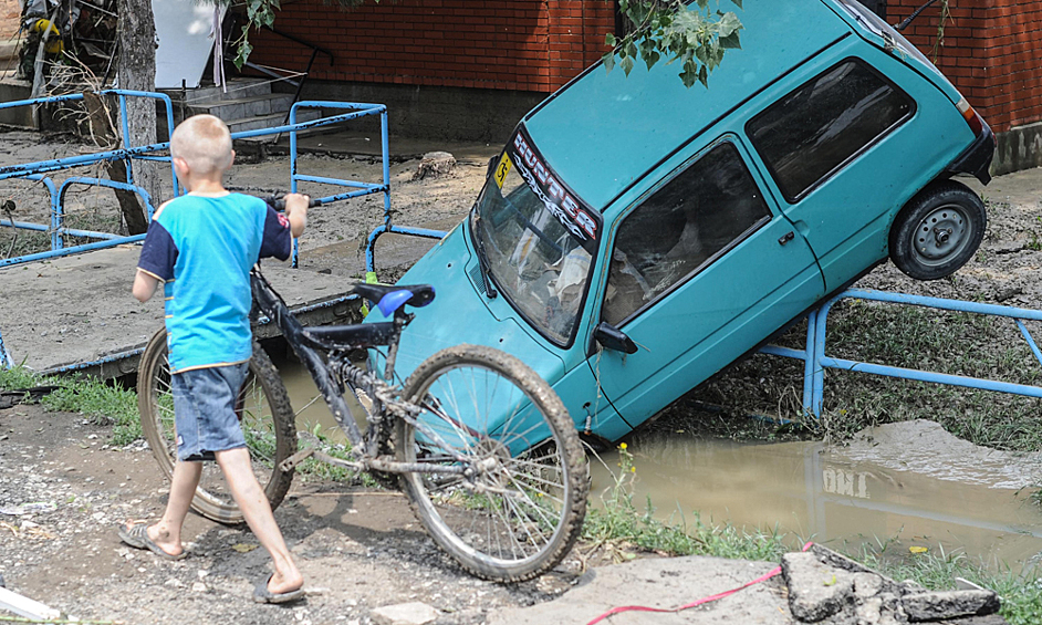 Мальчик в пострадавшем от наводнения городе Крымск в Краснодарском крае