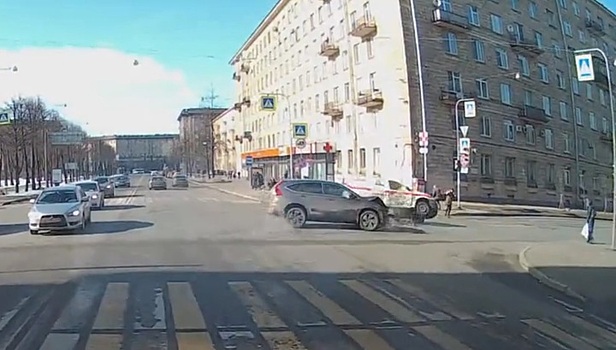 Пешеход увернулся от опрокинувшегося после столкновения авто в Петербурге