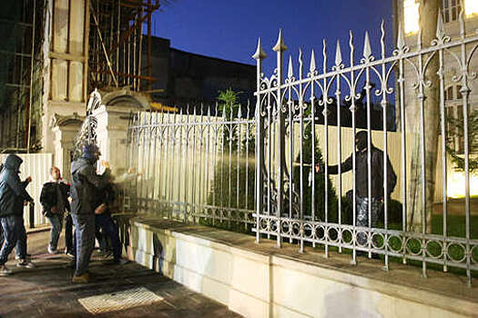 ТАСС: спецназ покинул территорию у президентского дворца в Тбилиси