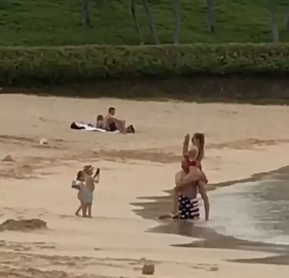Интересное воспитание. Дайте детям вдоволь повеселиться на пляже. Освободите их от сомнительных обязанностей! Это очень странная фотосессия.  