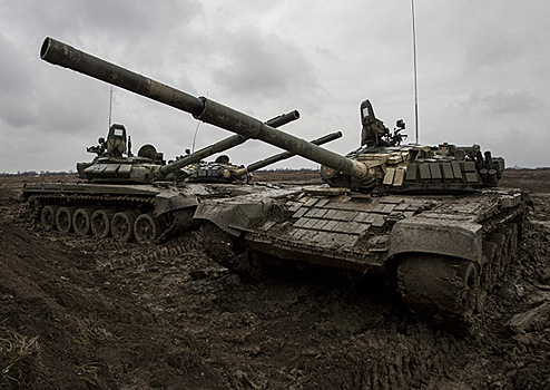 На полигоне в Адыгее танкисты российской военной базы в Абхазии боевой стрельбой из Т-72Б3 поддержали мотострелков в обороне