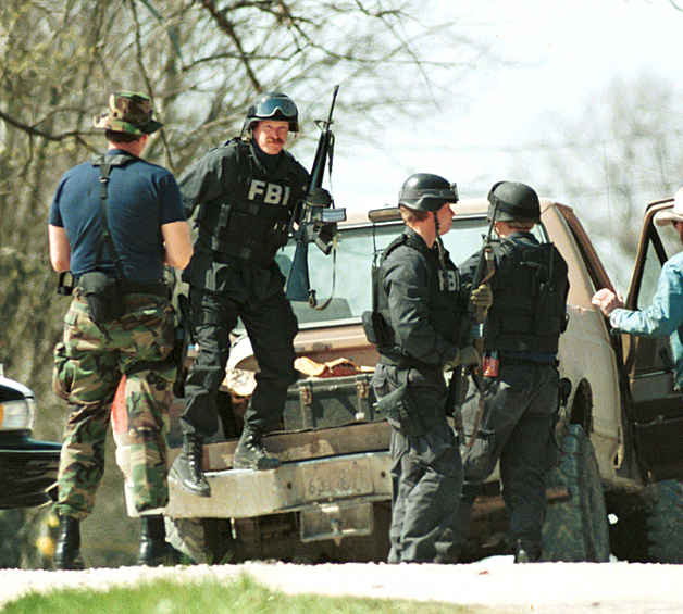 Агенты FBI после штурма у ранчо сектантов «Маунт Кармел»