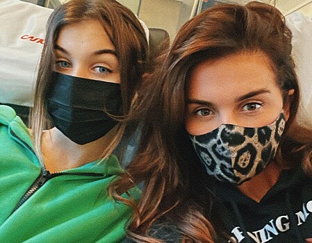 Мамин жакет-oversize и высокий хвост: Седокова показала подросшую 15-летнюю дочь