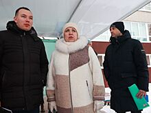 Екатеринбургские депутаты оценили качество катков в городе и сами встали на коньки