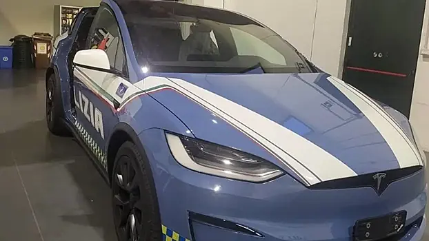 Итальянская полиция пересаживается на Tesla Model X