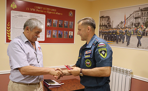В Курске ветеранам пожарной охраны вручили награды